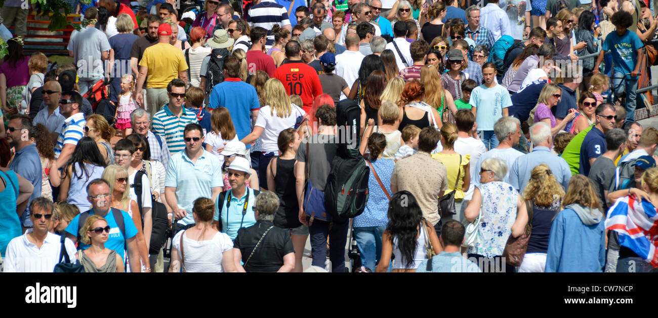 Massen von Menschen zu Fuß entlang der Böschung Southbank Stockfoto