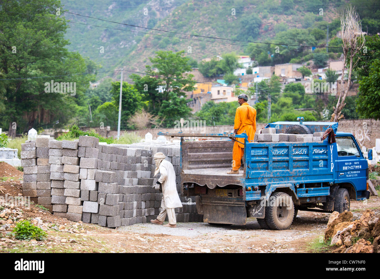 Entladung Betonblöcke, Said Pur Dorf, Islamabad, Pakistan Stockfoto