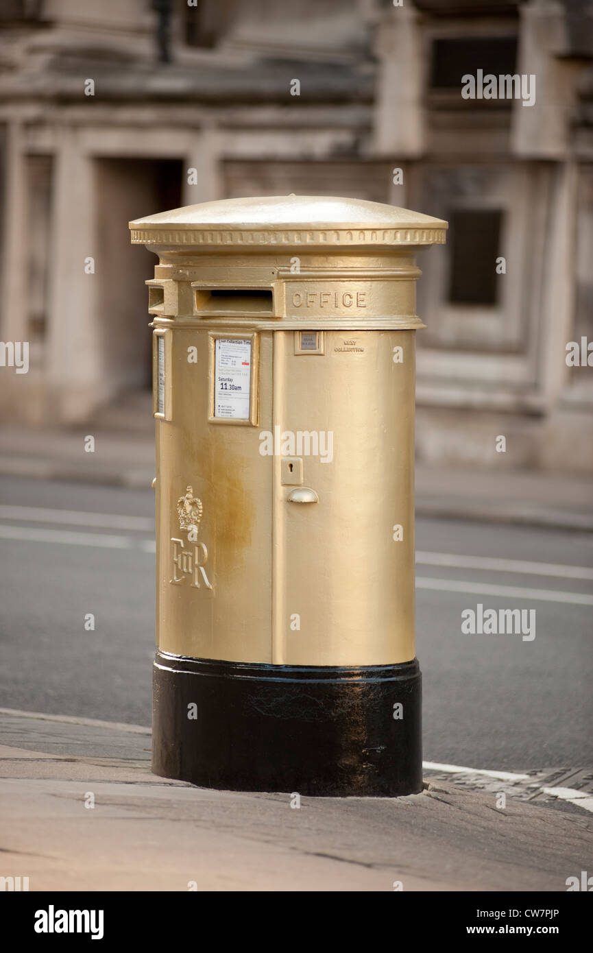 Postamt Säule (Post/Mail) box im Zentrum von London Gold bemalt, die Olympischen Spiele in London im August 2012 zu feiern. Stockfoto