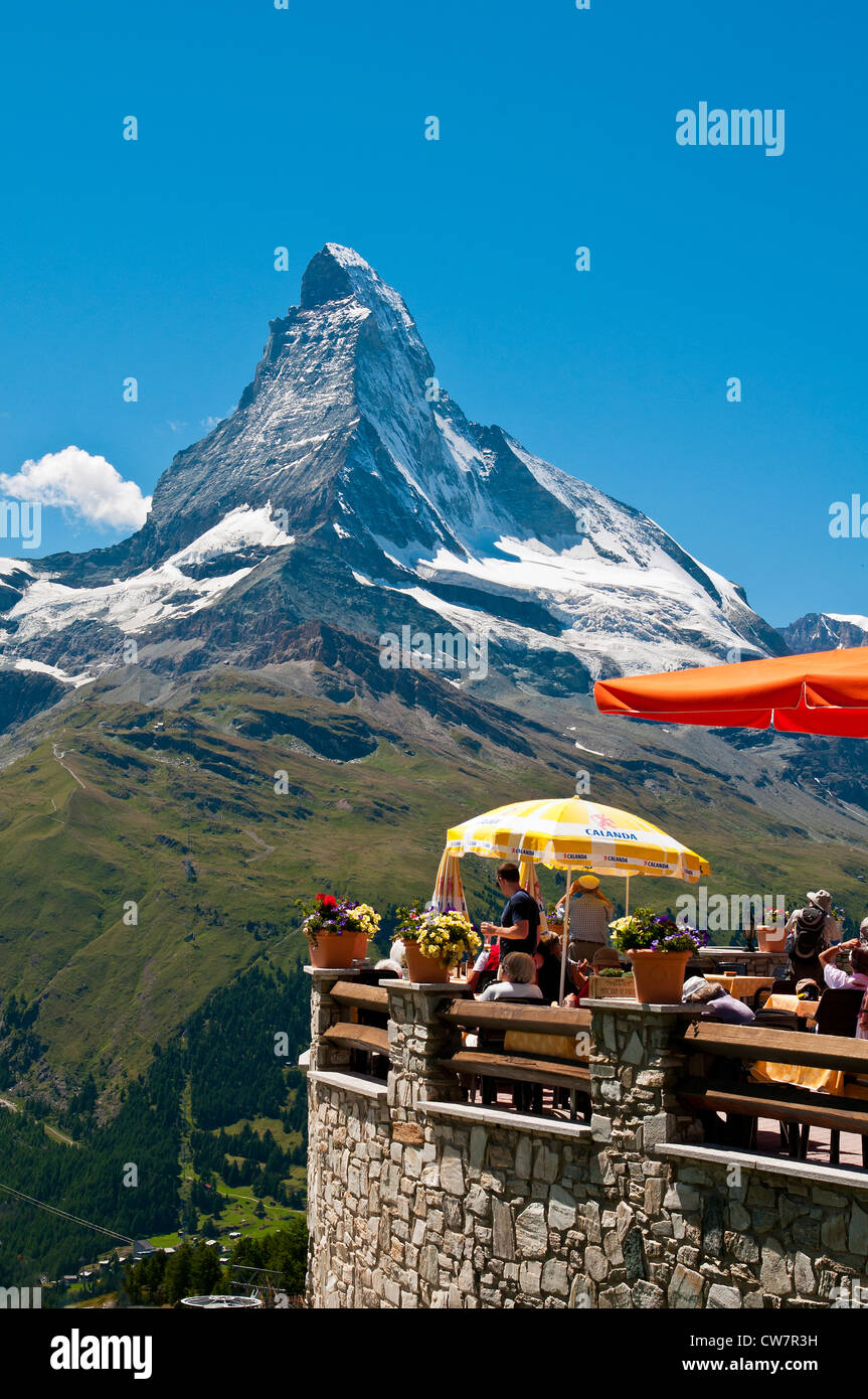Café im Freien mit Blick auf Matterhorn auf Sunnegga, Zermatt, Wallis oder Wallis, Schweiz Stockfoto