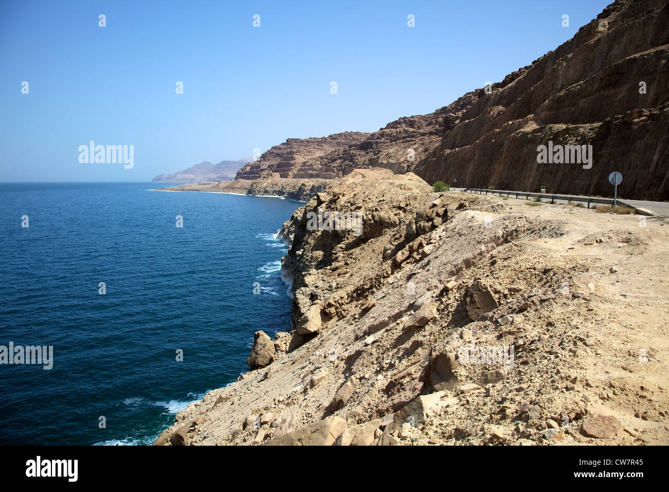 Straße entlang den Ufern des Toten Meeres in Jordanien Stockfoto