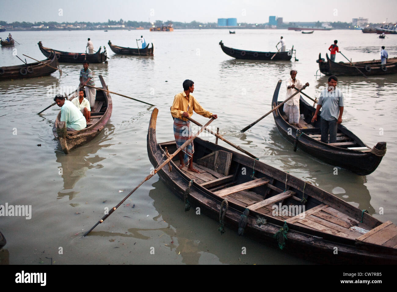 Boot taxi Zwiesprache Passagiere auf Karnaphuli Fluß Sadarghat Hafen von Chittagong, Bangladesh. Stockfoto