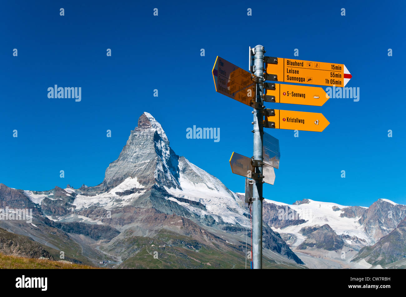 Wandern Wanderweg-Wegweiser mit Matterhorn hinter Zermatt, Wallis oder Wallis, Schweiz Stockfoto