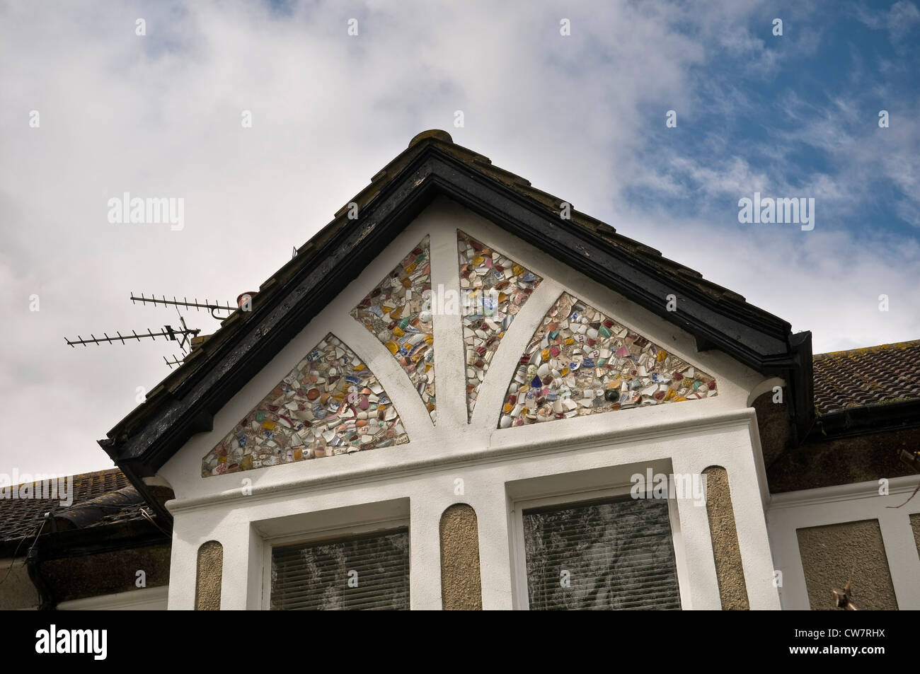 Ungewöhnliche edwardianischen Haus mit Giebeln verziert mit Bruchstücken von Keramik Geschirr in Worthing, West Sussex, Großbritannien Stockfoto