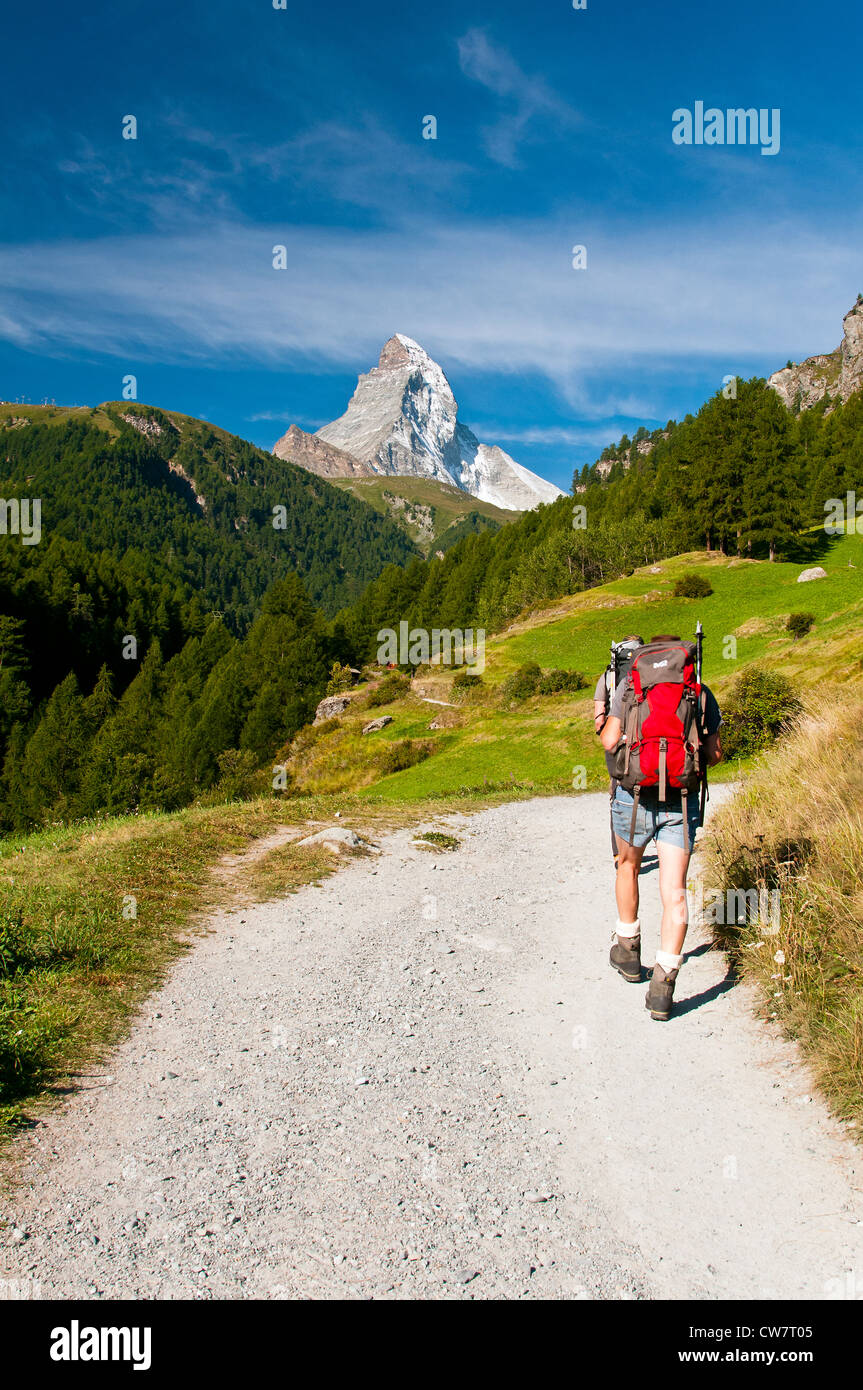 Wanderer auf einem Bergweg mit Matterhorn im Hintergrund, Zermatt, Wallis oder Wallis, Schweiz Stockfoto