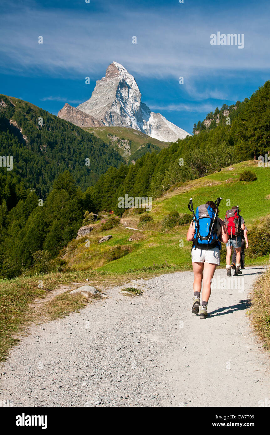 Wanderer auf einem Bergweg mit Matterhorn im Hintergrund, Zermatt, Wallis oder Wallis, Schweiz Stockfoto