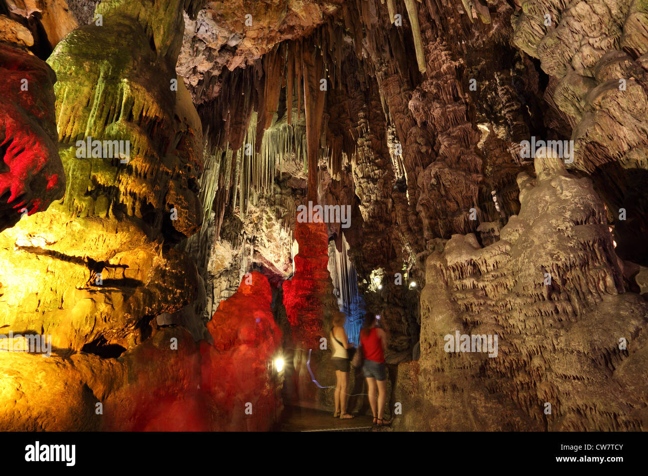 Beleuchtete Stalaktiten in der St. Michaels Cave of Gibraltar Stockfoto