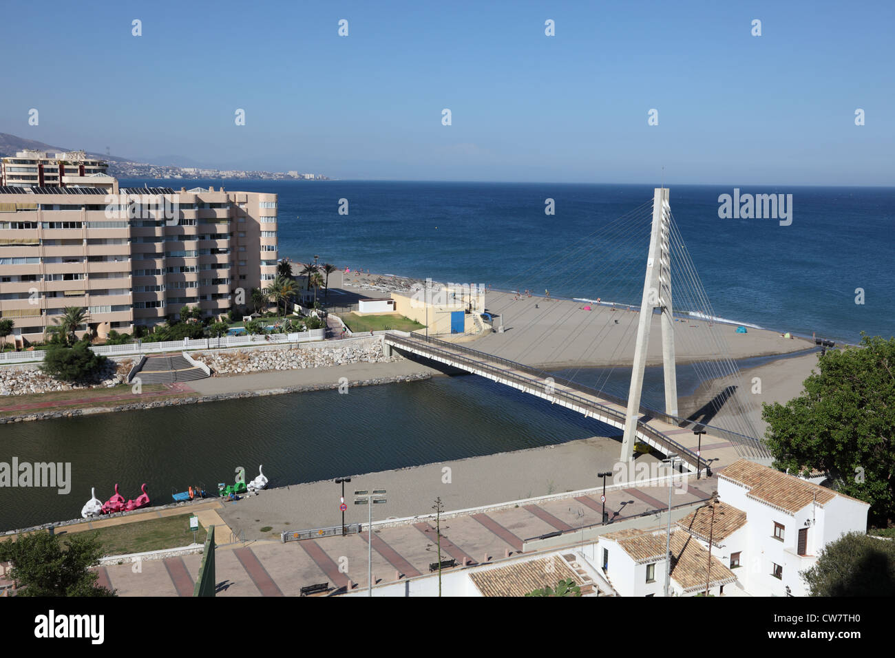 Blick auf den Fluss und die Fußgängerbrücke in Fuengirola, Andalusien Spanien Stockfoto
