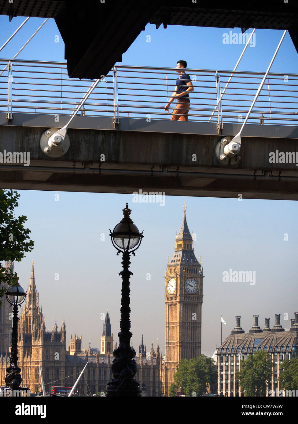 Fuß über Golden Jubilee Fußgängerbrücke, Houses of Parliament im Hintergrund Stockfoto