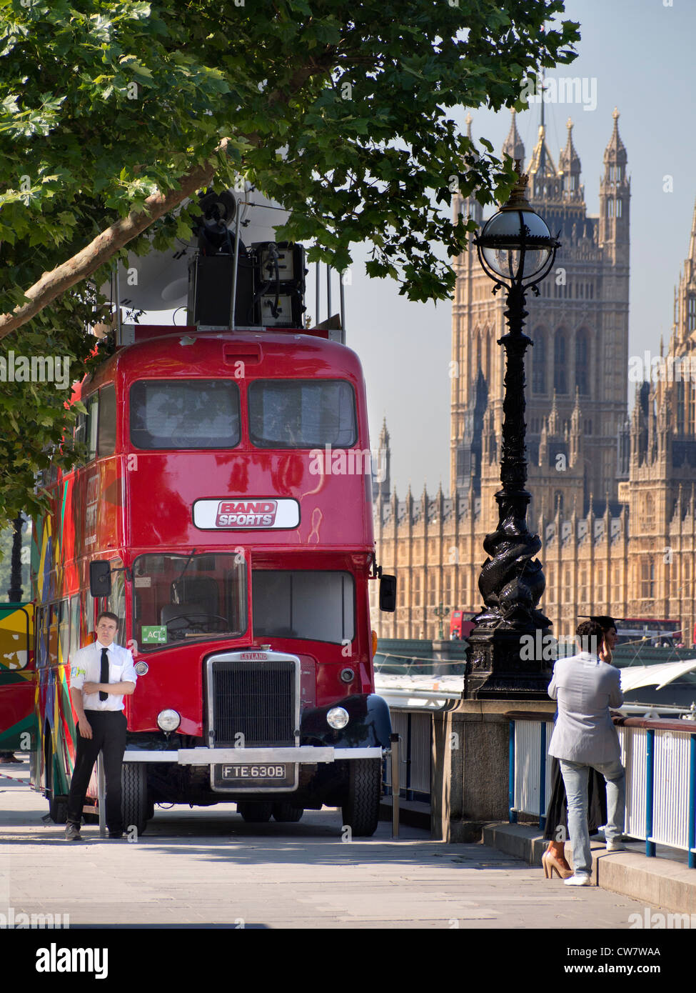 Bus geparkt auf Waterloo-Ufer, Houses of Parliament im Hintergrund 2 Stockfoto