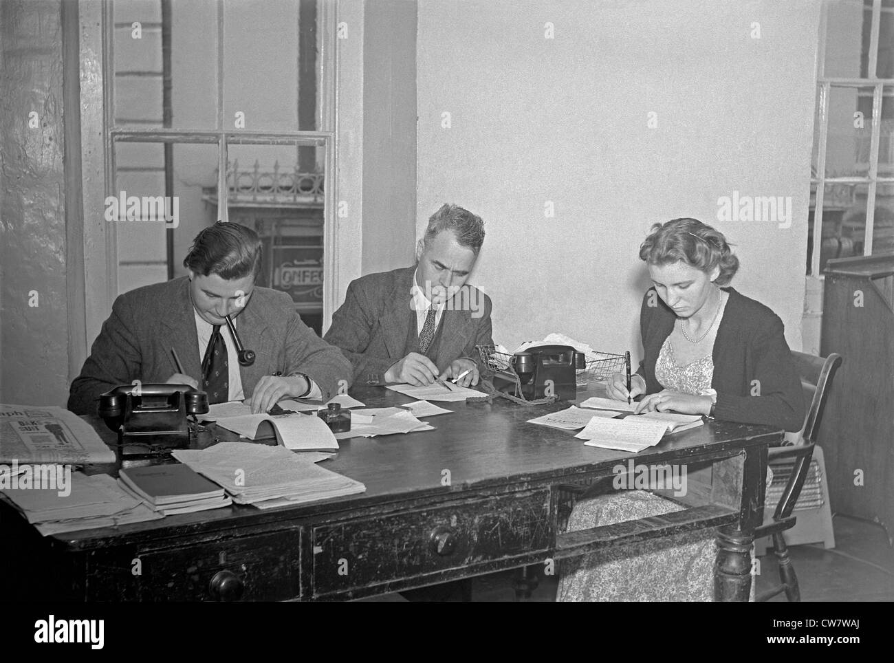 1950er Jahren Zeitungsbüro - Schreibtisch-Arbeiter/Journalisten bei der Arbeit Stockfoto