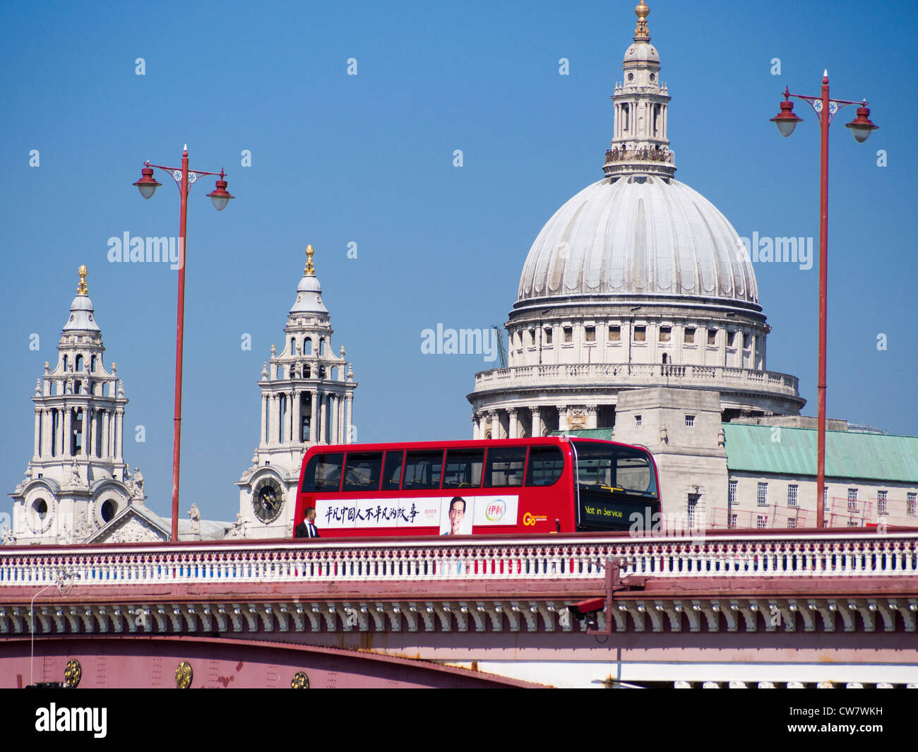 St. Pauls Cathedral und Blackfriars Bridge, London - Mann starrt in Verwirrung bei der chinesischen Botschaft auf Doppeldecker Bus rot Stockfoto