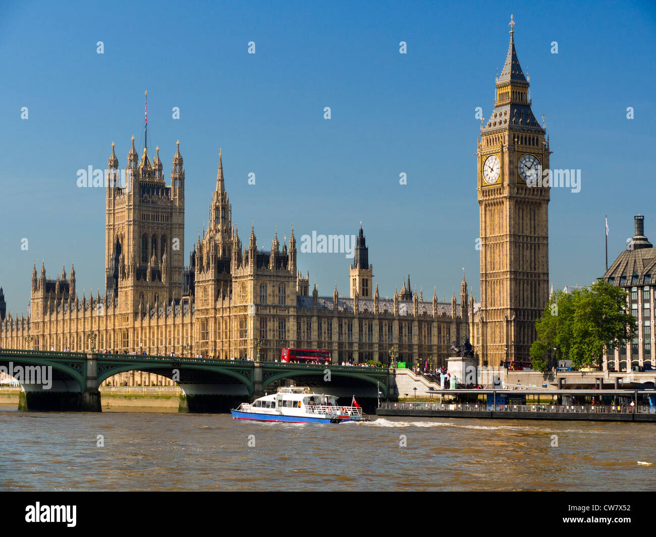 Die Houses of Parliament und Westminster Bridge, von Mid Themse 2 betrachtet Stockfoto