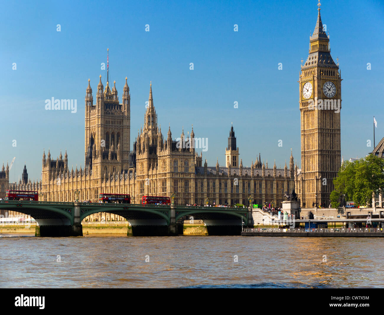 Die Houses of Parliament und Westminster Bridge, von Mid Themse gesehen Stockfoto