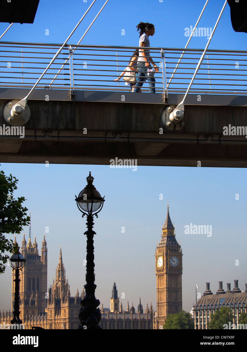 Fuß über Golden Jubilee Fußgängerbrücke, Houses of Parliament im Hintergrund Stockfoto