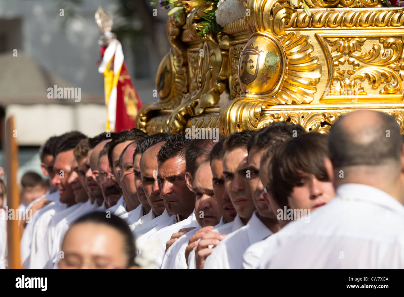 Anbeter, die Durchführung eines religiösen Bildes in einer Prozession Stockfoto