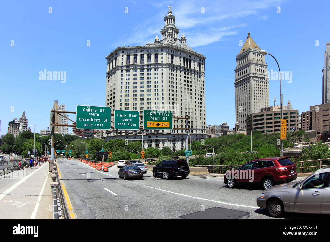 Nähert sich der Manhattan-Seite von der Brooklyn Bridge New York City Stockfoto