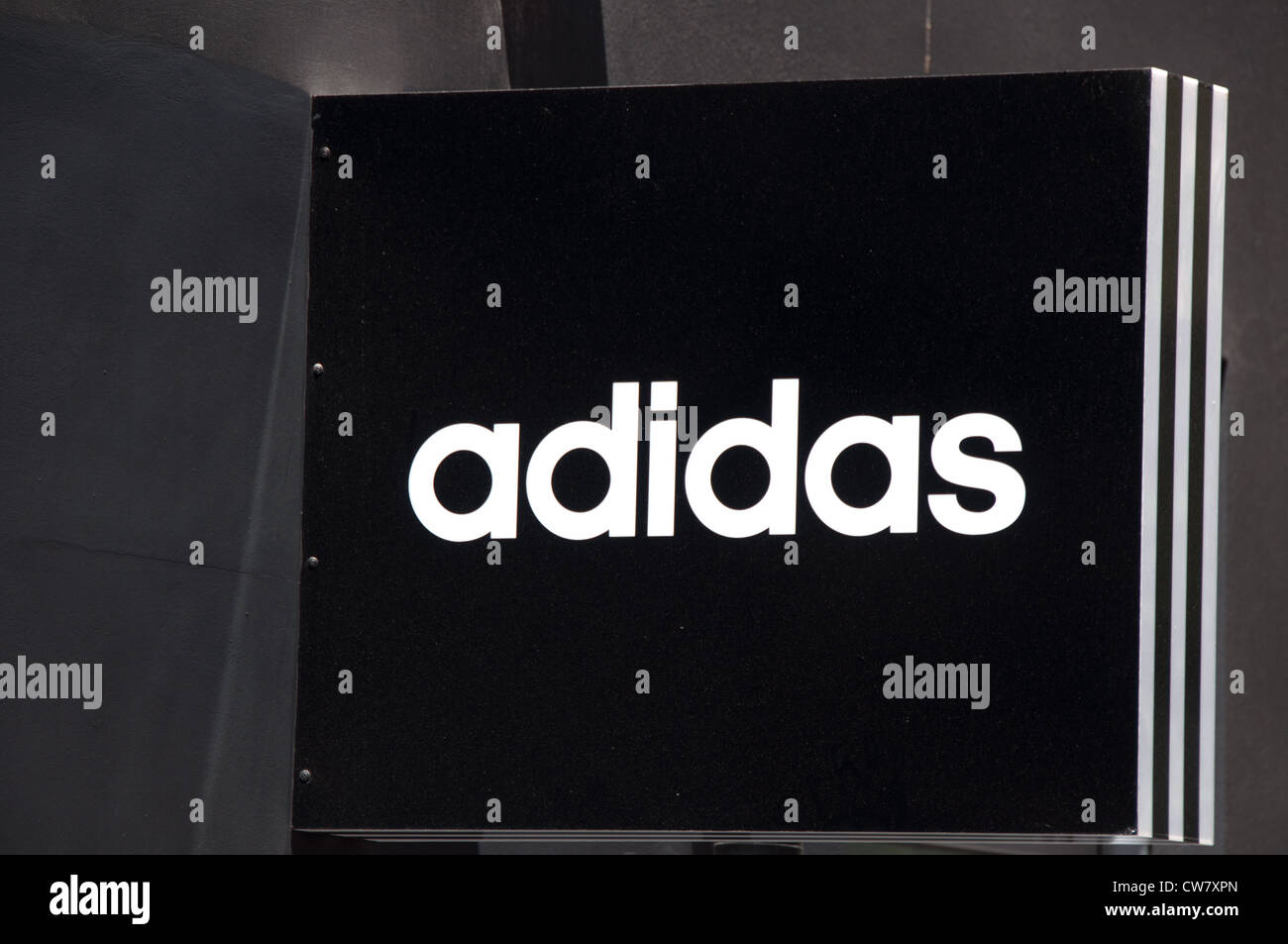 Adidas Zeichen in einem Laden in Heraklion, der Hauptstadt der Insel Kreta in Griechenland im August 6,2012. Stockfoto