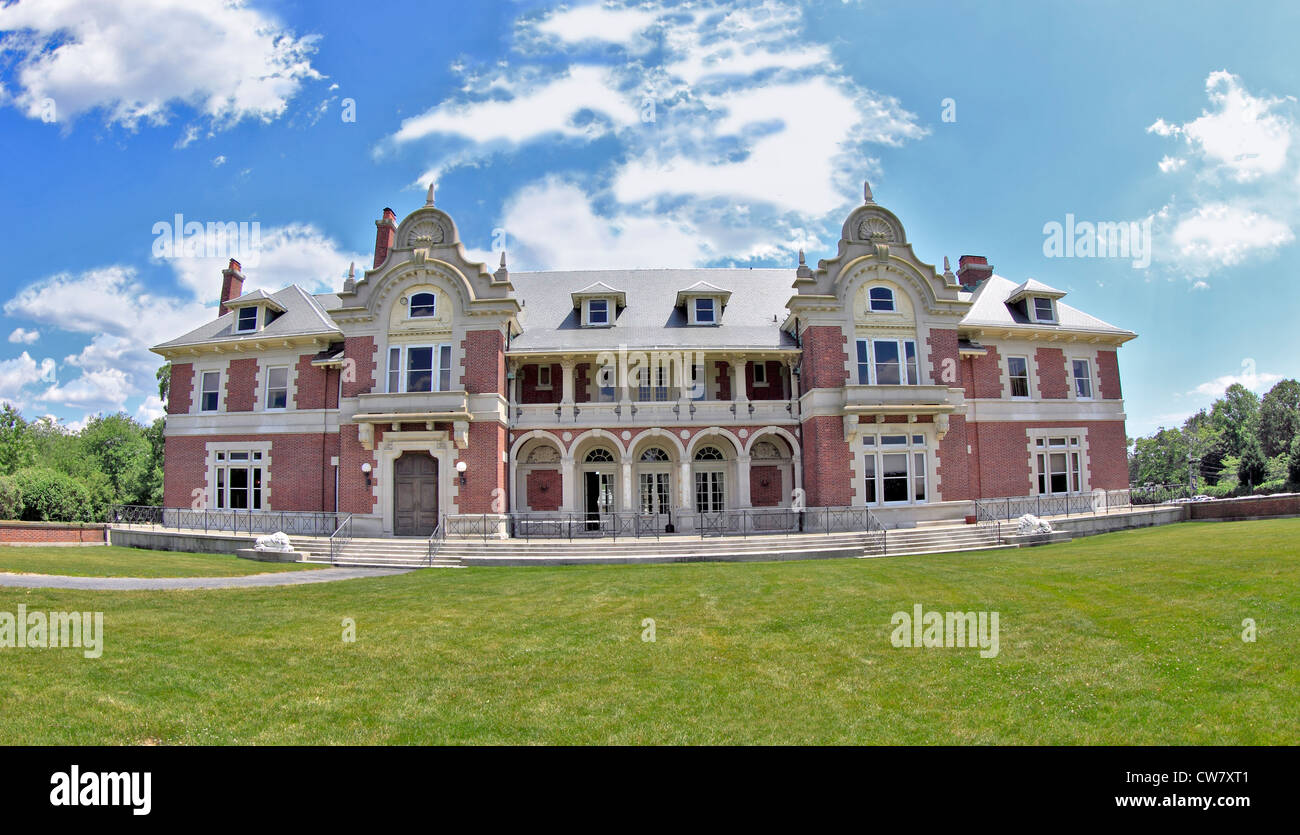 Fortunoff Hall, ein Gebäude auf dem Campus der Dowling College, einst bekannt als Leerlauf Stunde, einem Landgut von Magnat Vanderbilt Stockfoto