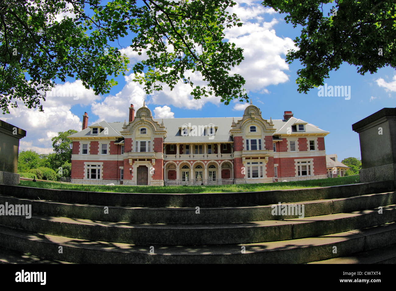 Fortunoff Hall, ein Gebäude auf dem Campus der Dowling College, einst bekannt als Leerlauf Stunde, einem Landgut von Magnat Vanderbilt Stockfoto