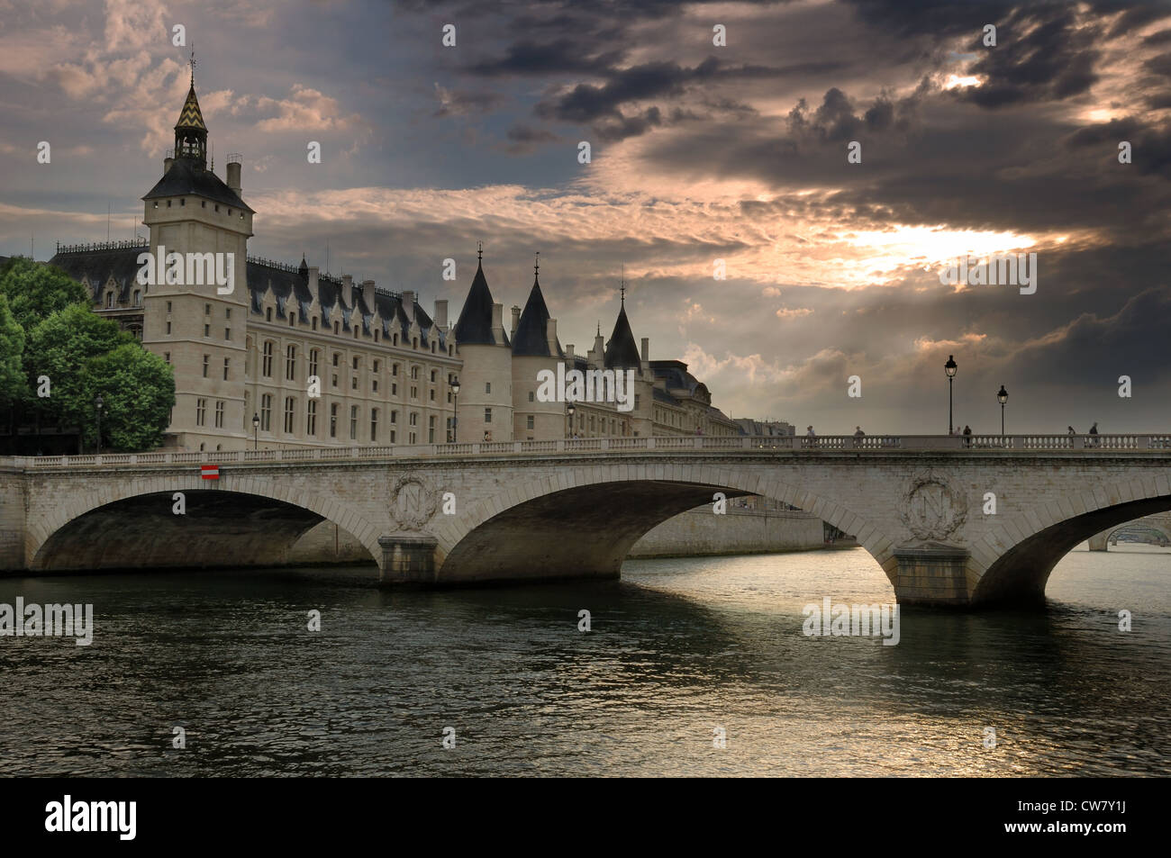 Die Pont au Change, Brücke über dem Fluss Seine und der Conciergerieis, ein ehemaliger königlicher Palast und Gefängnis in Paris, Frankreich. Stockfoto