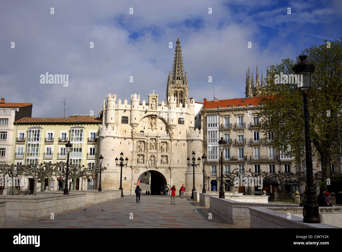 Der Bogen der Santa Maria (Arco de Santa Maria), mit dem Dom im Hintergrund, in Burgos, Spanien. Stockfoto