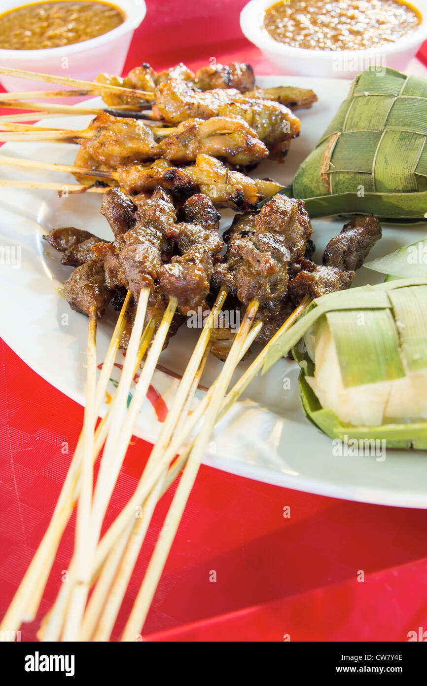 Huhn, Rindfleisch und Hammelfleisch Satay mit Ketupat und Erdnuss Soße Sauce Stockfoto