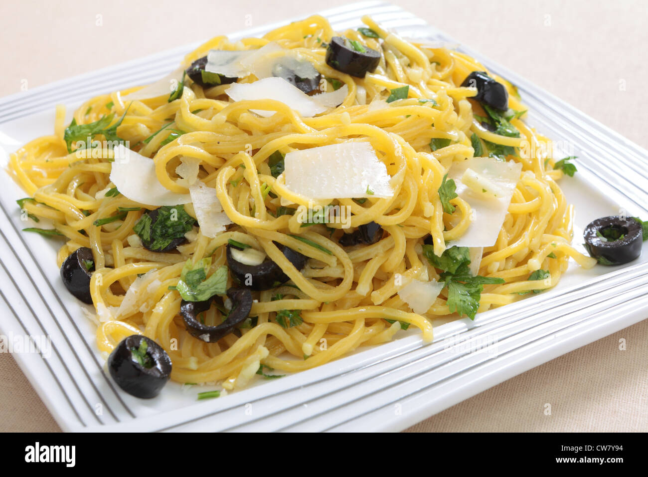 Italienischen jüdischen kalte Nudeln oder Eiernudeln, serviert in gehackten Knoblauch, Petersilie, in Scheiben geschnittenen Oliven und Olivenöl und Parmasan geworfen Stockfoto