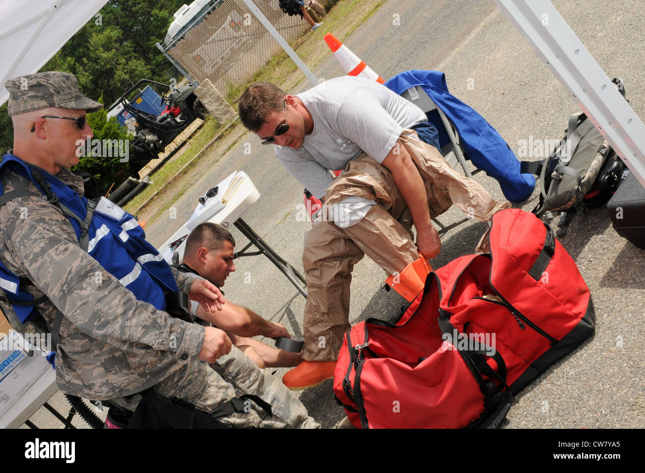 Master-Sgt. Joseph Banks, Testtechniker der 102. Medizinischen Gruppe, hat seinen Dekontaminationsanzug während der Homeland Response Force (HRF) Trainingsübung im Lager Edwards, Mass., 8. August, aufgefuellt. Die Übung, die von der Massachusetts National Guard veranstaltet wird, trainiert Soldaten und Flugmänner, die dem Hochfrequenzteam der FEMA Region 1 zugewiesen sind, um auf einen groß angelegten chemischen, biologischen, radiologischen und nuklearen Vorfall (CBRN) zu reagieren, um Leben in ganz New England zu schützen. Stockfoto