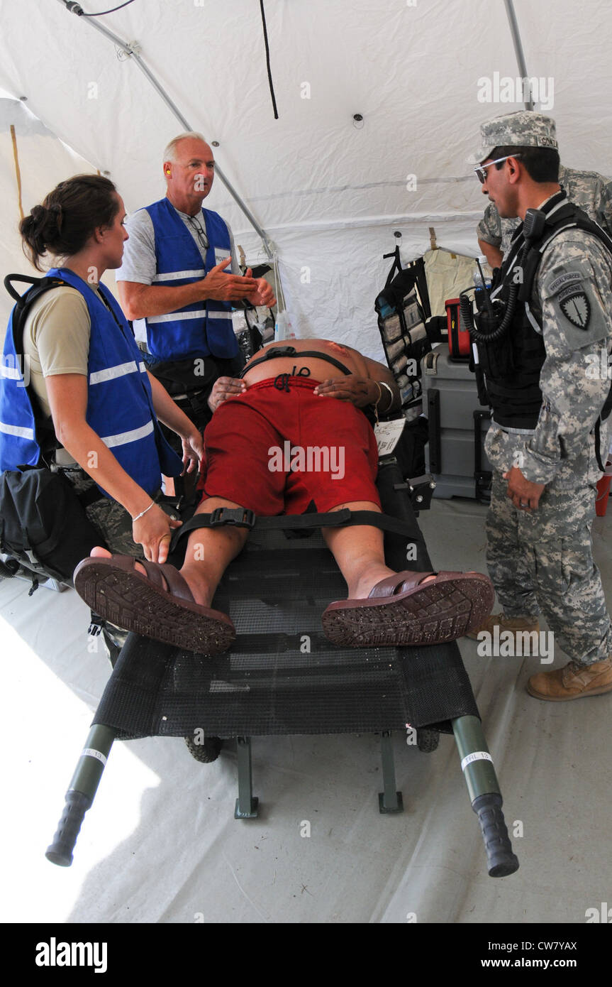 Maj. Michael McGourty, medizinischer Arzt der 102nd Medical Group, beurteilt den Zustand eines Patienten während der Homeland Response Force Trainingsübung im Camp Edwards, Mass., 8. August. Die Übung, die von der Massachusetts National Guard veranstaltet wird, trainiert Soldaten und Piloten, die dem Hochfrequenzteam der FEMA Region 1 zugewiesen sind, um auf einen großen chemischen, biologischen, radiologischen und nuklearen Vorfall zu reagieren, um Leben in ganz New England zu schützen. Stockfoto