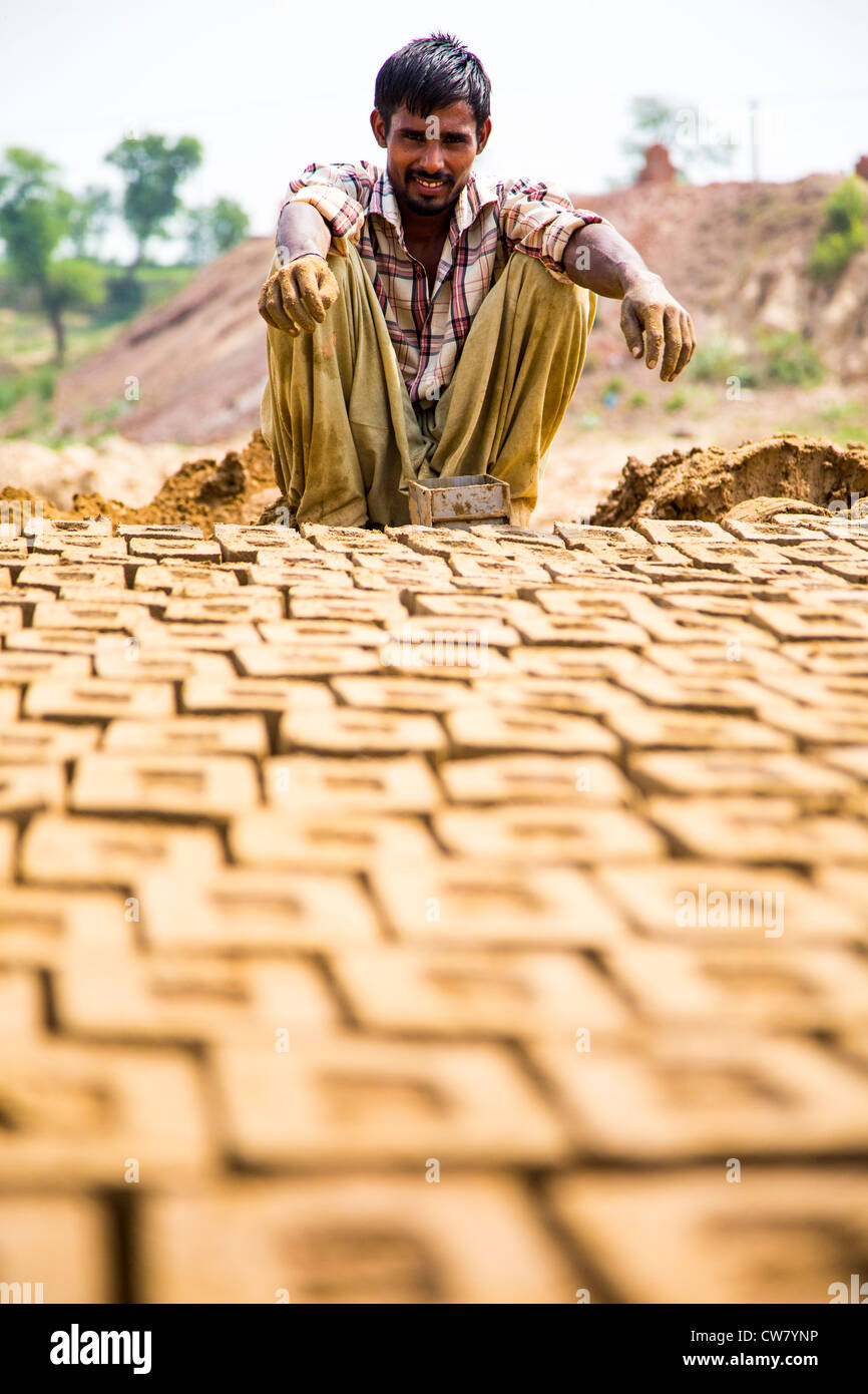 Machen von Backsteinen auf einem Ziegelstein arbeitet in der Provinz Punjab, Pakistan Stockfoto