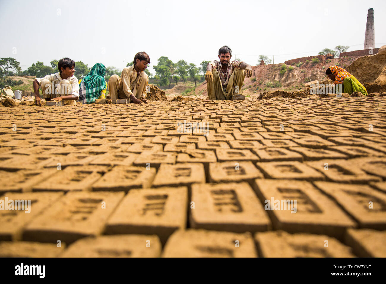 Machen von Backsteinen auf einem Ziegelstein arbeitet in der Provinz Punjab, Pakistan Stockfoto