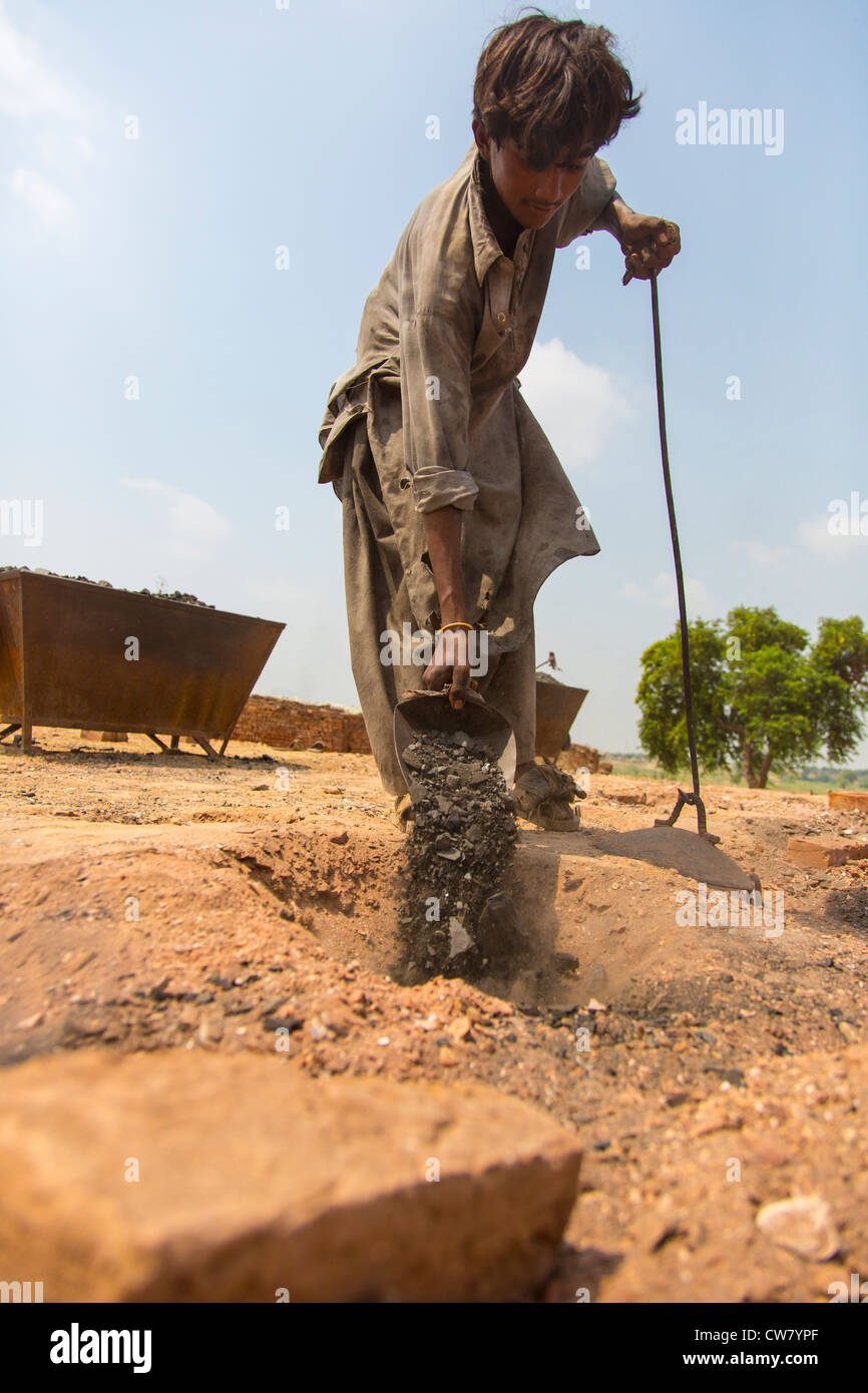 Füttern das Feuer, arbeitet Ziegel in Provinz Punjab, Pakistan Stockfoto