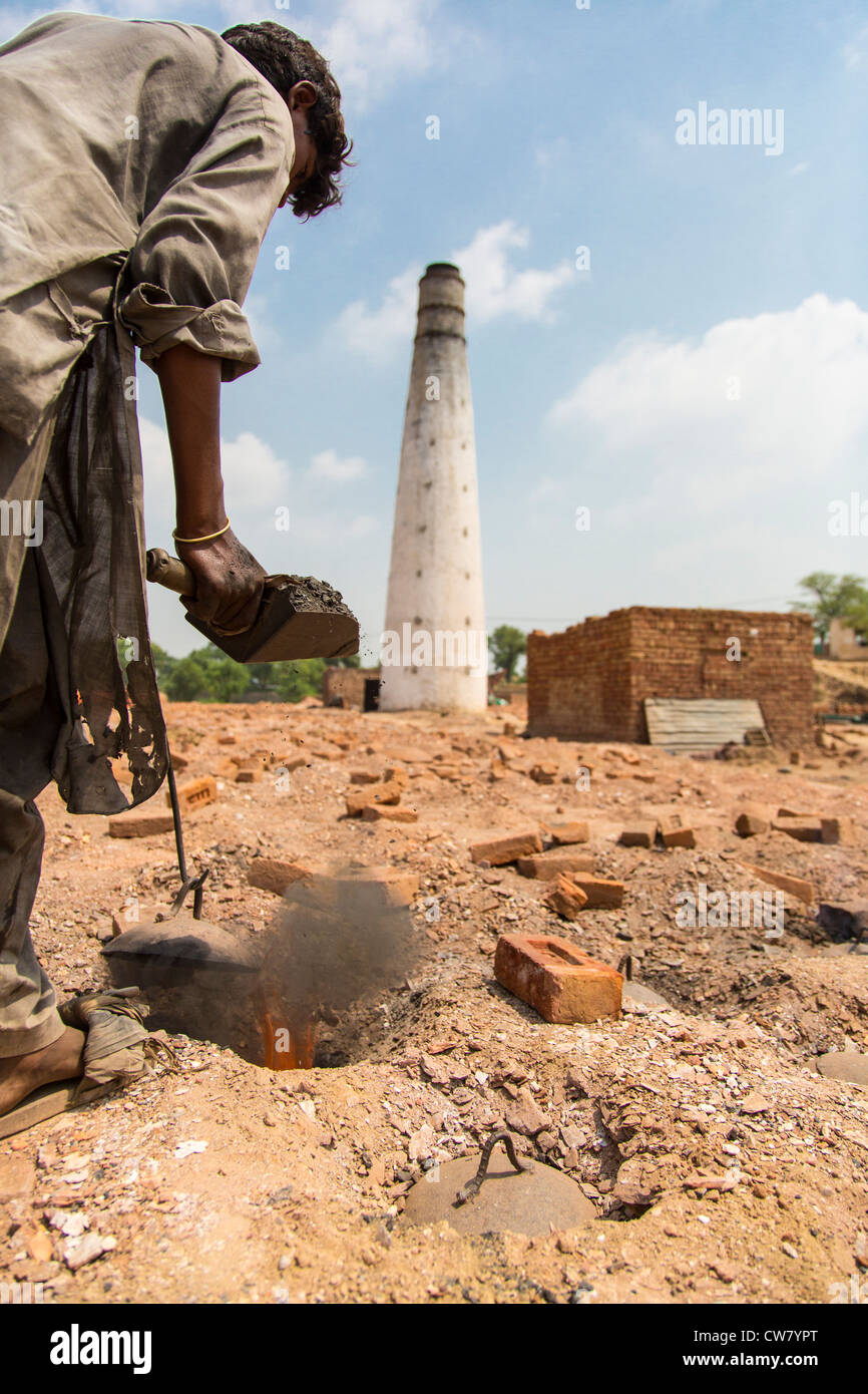 Füttern das Feuer, arbeitet Ziegel in Provinz Punjab, Pakistan Stockfoto