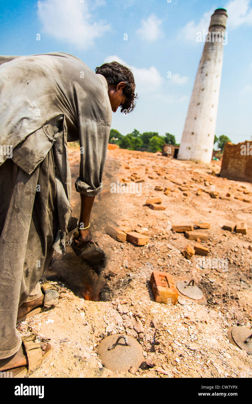 Füttern das Feuer, arbeitet Ziegel in Provinz Punjab, Pakistan Stockfoto