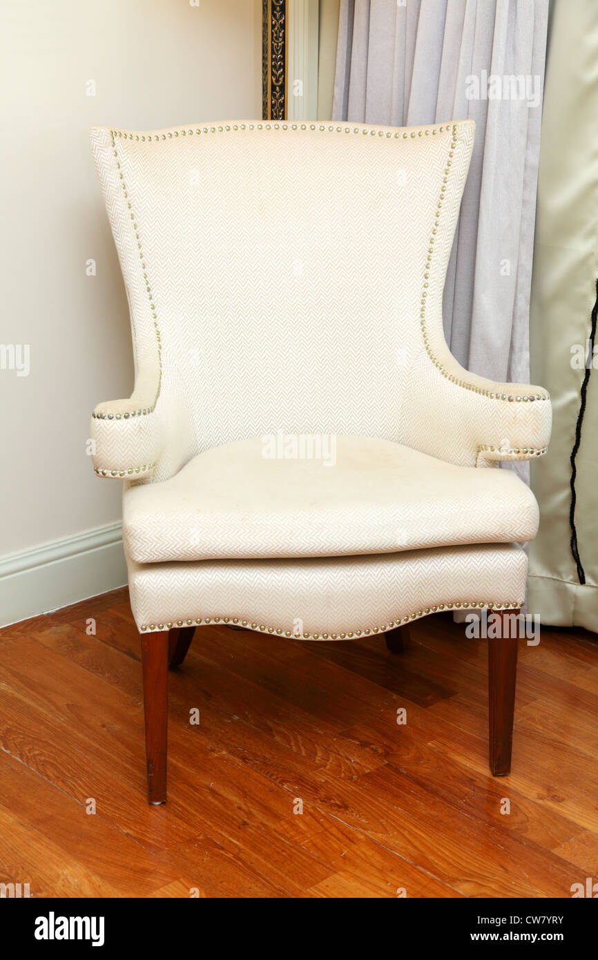 alten Stuhl auf dem Parkett im Zimmer Stockfoto