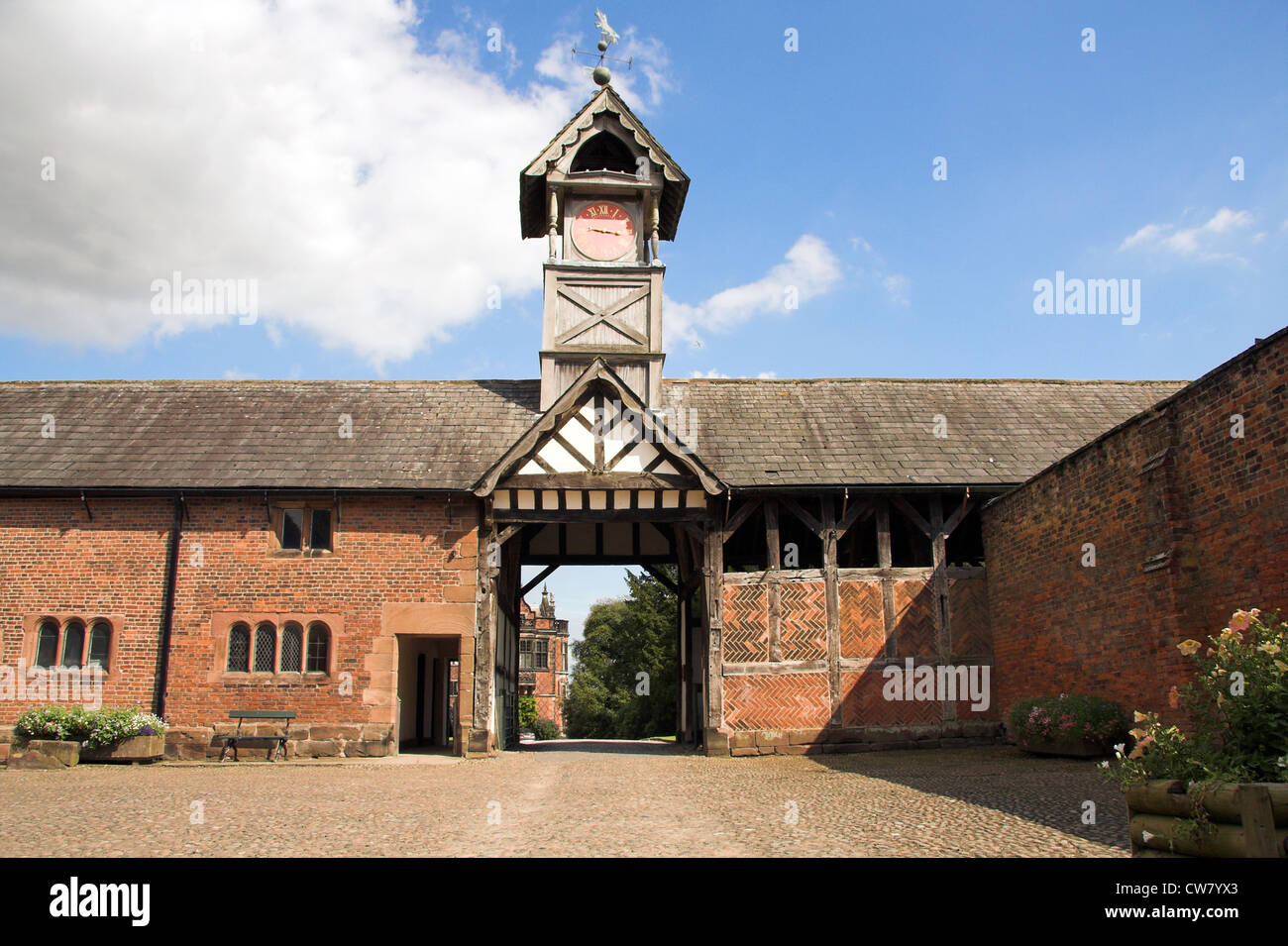 Hölzerne Glockenturm und Hof, Arley Hall und Gärten, Cheshire, UK Stockfoto