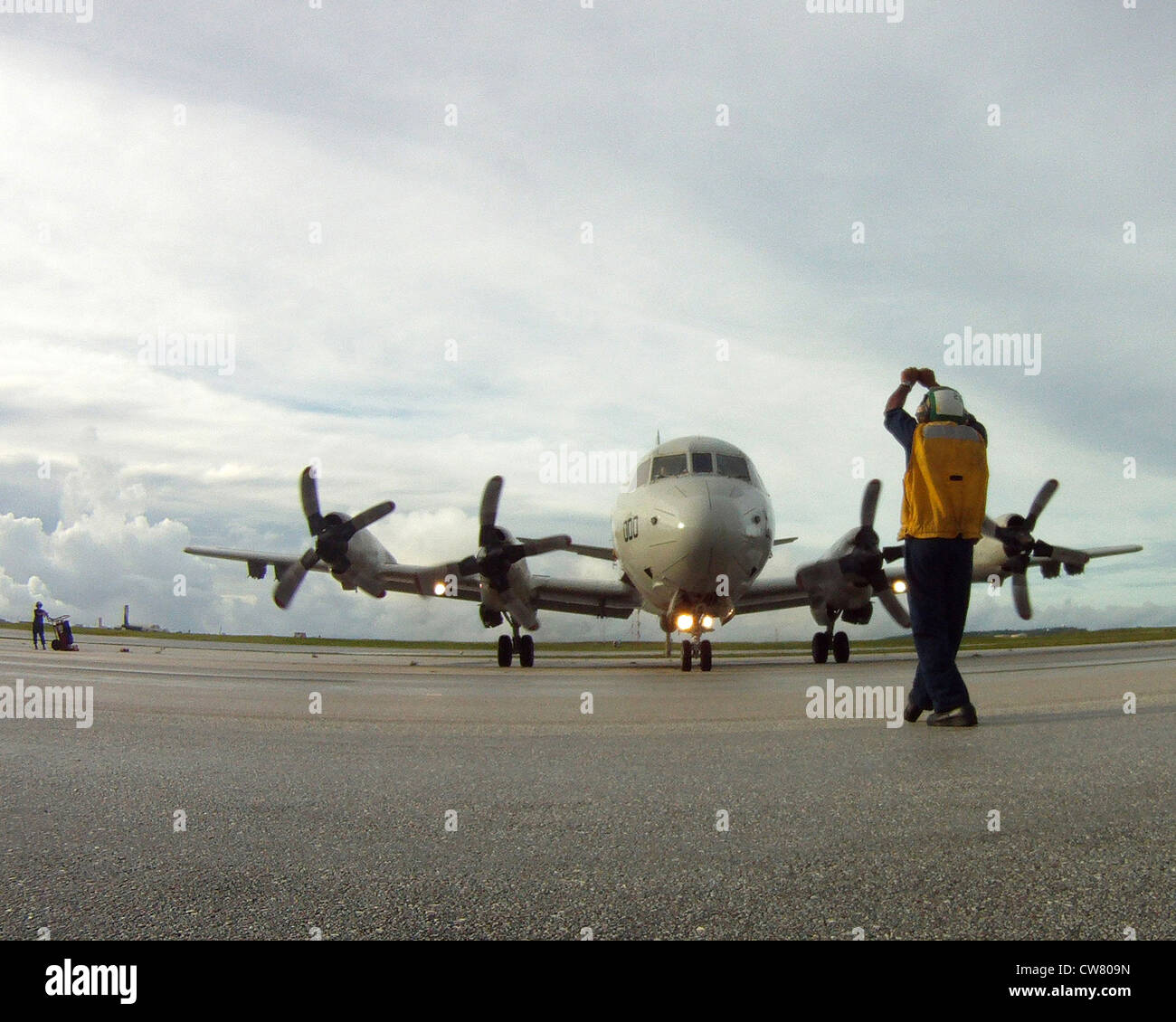 ANDERSEN LUFTWAFFENBASIS, Guam (Aug 10, 2012) Fliegerstrukturmechanik 3. Klasse Wilbert Morris, gebürtig aus New York, und zugewiesen zu den "Fighting Tigers" von Patrol Squadron (VP) 8, gibt dem Piloten das Stoppsignal, während er ein P-3C Orion Flugzeug zurückgewinnt. Die VP-8 und die JMSDF nehmen an der bilateralen Übung GUAMEX in der Nähe von Guam Teil. Stockfoto