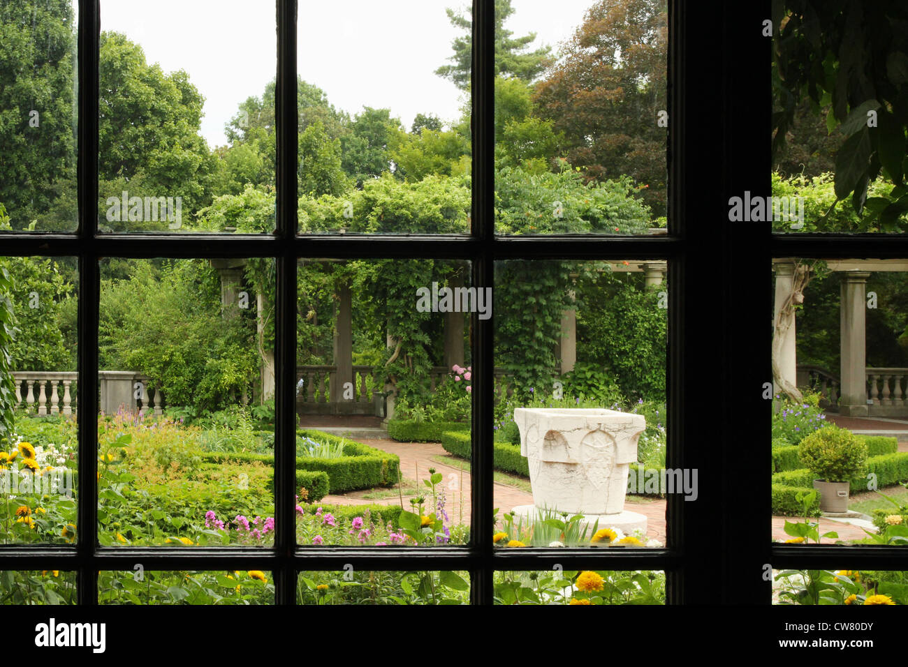 GartenFenster. Blick auf den formalen Garten Stockfoto