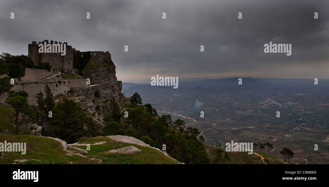 Blick auf das Schloss, Erice, Sizilien, Italien Stockfoto