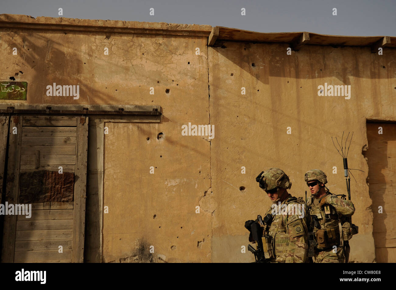 US Navy Petty Officer 2. Klasse Andrew Bauman und Alaskan National Guard Sgt. Thomas Belli, das Wiederaufbauteam der Kandahar-Provinz, nimmt an einer Geräteuntersuchung einer Einrichtung der Abteilung für öffentliche Arbeiten am 8. August 2012 in Kandahar, Afghanistan, Teil. Kandahar PRT ist ein gemeinsames Team von US-Luftwaffe, Armee, Navy Service Mitglieder und Zivilisten in der Provinz Kandahar in Afghanistan eingesetzt, um bei den Bemühungen um Wiederaufbau und Stabilisierung der lokalen Regierung und Infrastruktur zu unterstützen. Stockfoto