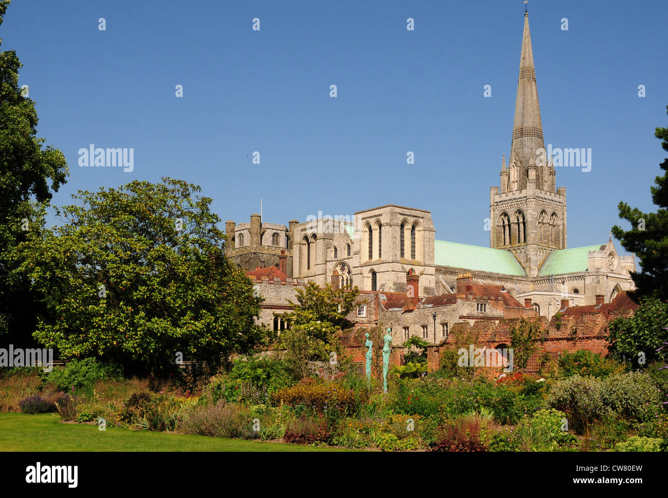 Die Kathedrale der Heiligen Dreifaltigkeit und dem separaten Glockenturm aus der Bischofs Palast Gärten Chichester. Stockfoto