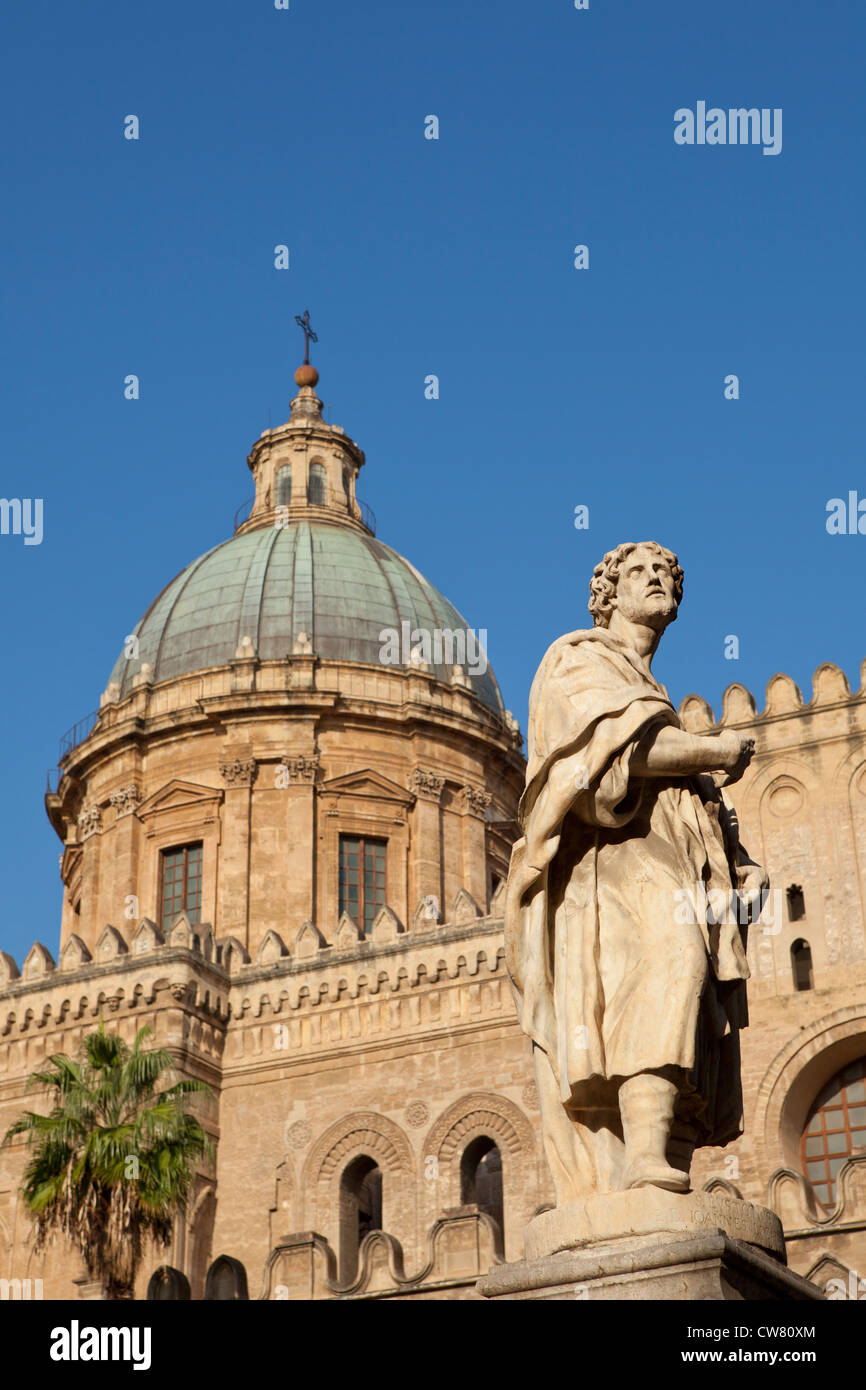 Statue vor der Kirche von Santa Caterina, Palermo Stockfoto