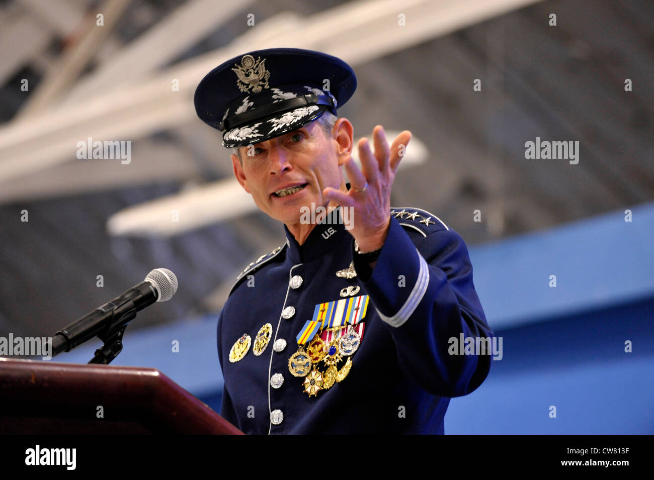 General Norton Schwartz gibt seine Bemerkungen an eine Menge, die für die Air Force Chief of Staff Ruhestand und Ernennung Zeremonien in Joint Base Andrews, MD., am 10. August 2012 versammelt ist. Schwartz war 39 Jahre lang in der Luftwaffe tätig, die letzten vier Jahre als hochrangiger uniformierter Führer der Luftwaffe. Stockfoto