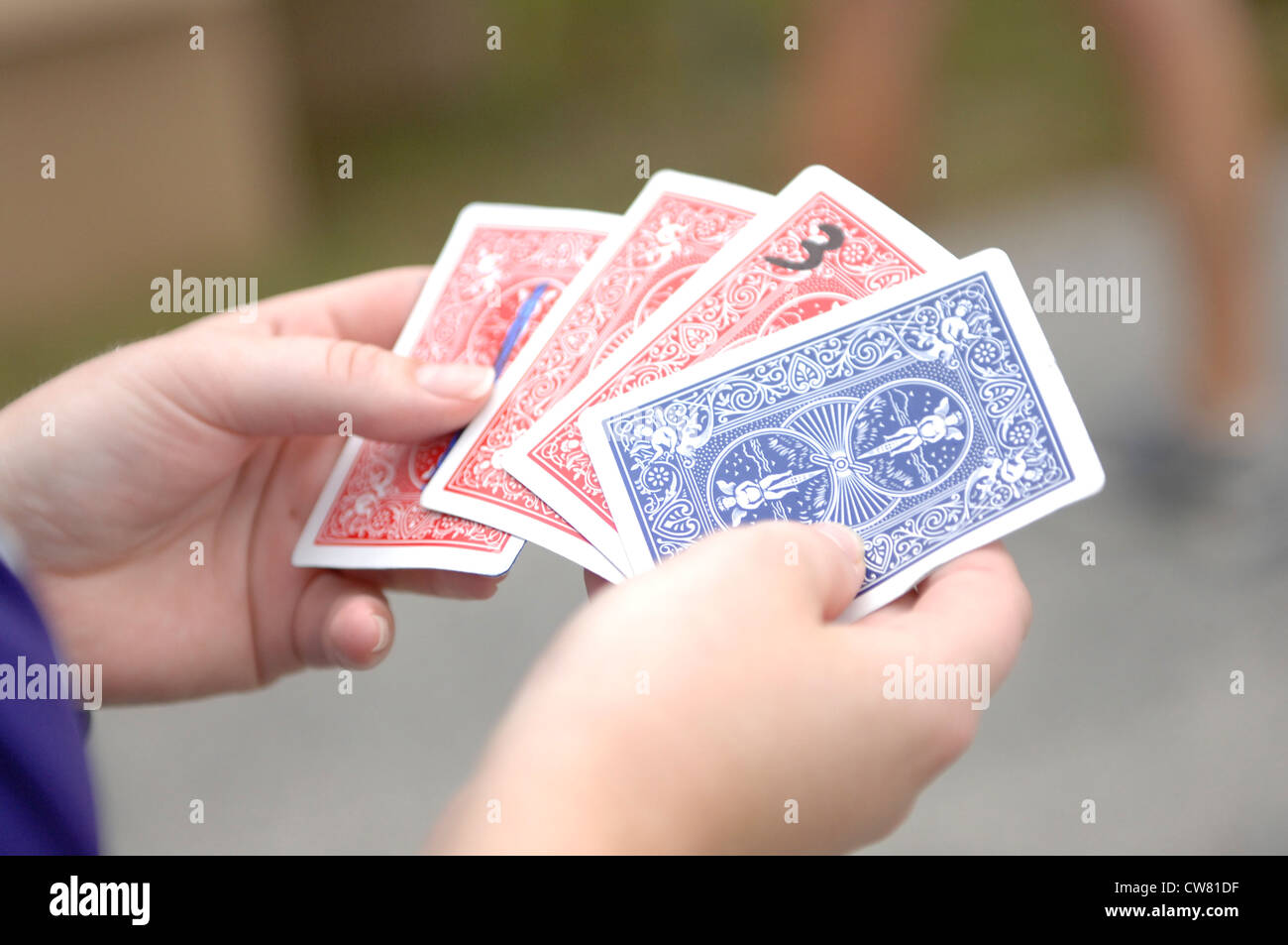 Die Flieger sammelten Karten, als sie am 5K Poker Run auf der Shaw Air Force Base, S.C., 10. August 2012 teilnahmen. Fünf Tische waren entlang einer 3 ½ Meile Strecke verteilt und die Läufer mussten fünf Karten sammeln, die ihnen die Chance geben würden, Preise zu gewinnen. Stockfoto