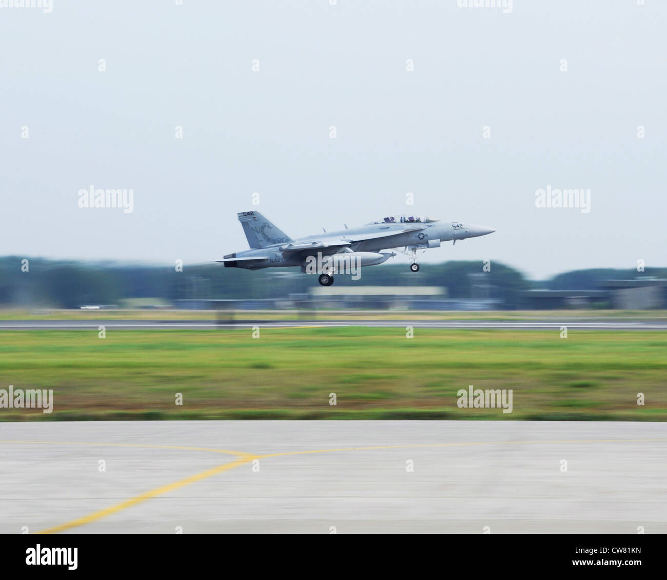 MARINELUFTANLAGE MISAWA, Japan (Aug 15, 2012) ein EA-18G Growler von Electronic Attack Squadron (VAQ) 132 hebt während eines Linienfluges in der Naval Air Facility Misawa von der Startbahn ab. VAQ-132 wird derzeit in NAF Misawa eingesetzt, um die 7. US-Flotte zu unterstützen. Stockfoto