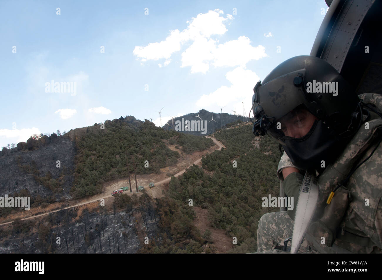 Sgt. Chris Boni, Kalifornien Army National Guard Crewchief von 1-140. Aviation Battalion (Air Assault) aus Los Alamitos gemeinsame Training Base (JFTB), gibt Wasser aus über Kopf beim kämpfen die Rim Fire in Kern County. Der UH-60 Crew übergossen die Rim Fire mit einer Gesamtfläche von 30.111 Gallonen der letzten drei Tage beim kämpfen die Kieferknochen komplexe Waldbrände zur Unterstützung des Bureau of Land Management, Kern County Fire und CAL FIRE. Stockfoto