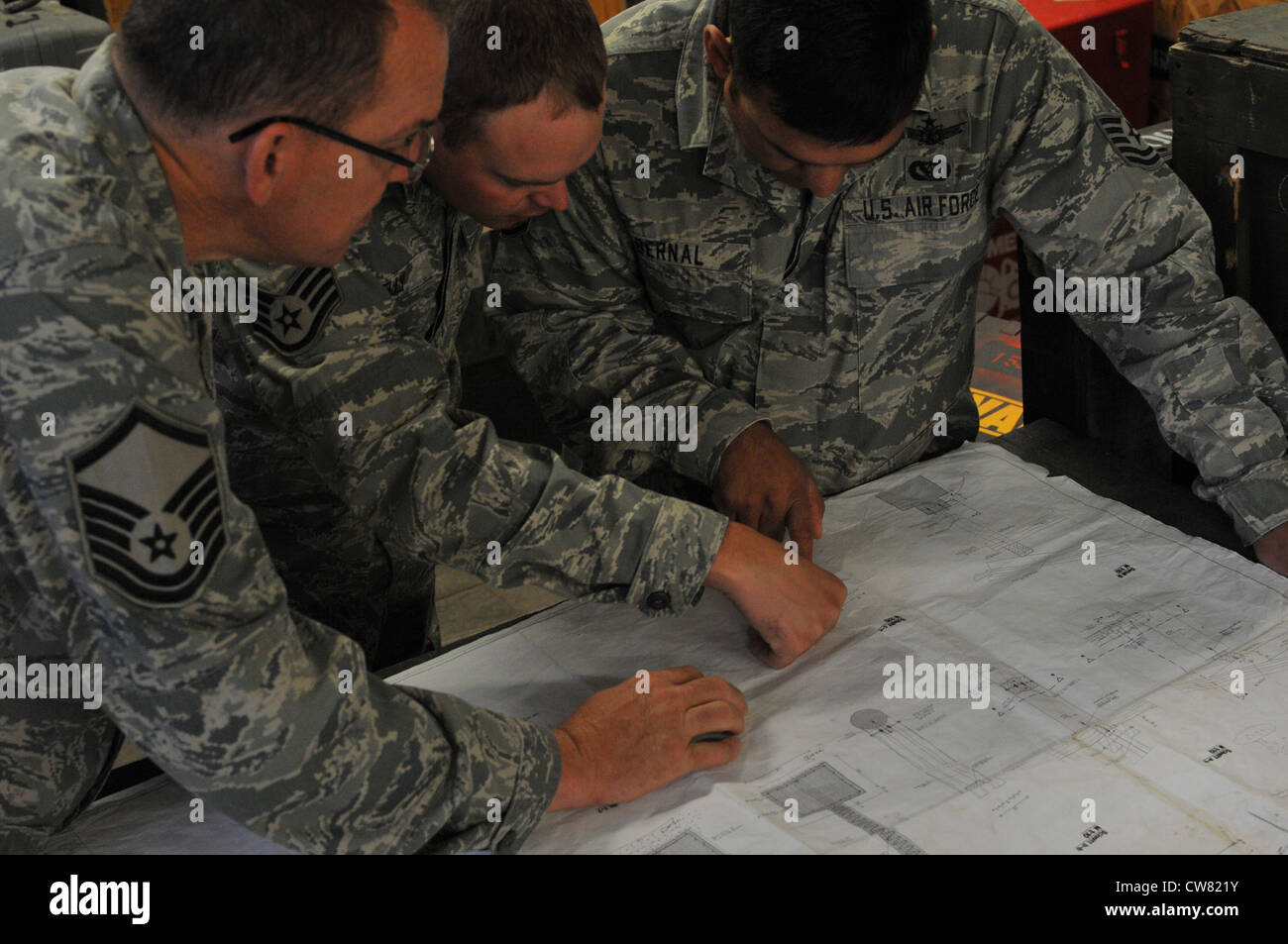 Mitglieder der Wyoming Air National Guard Meister Sgt. Andy Kelso, Mitarbeiter Sgt. Joshua Kelly und Tech. Sgt. Mike Bernal, 153. Bauingenieur-Geschwader, überprüft die Pläne für den Nato-Schule-Erholungszentrum-Autohafen 13. August 2012, Oberammergau, Deutschland. Die Piloten der 153. CES setzen ihre Fähigkeiten ein, während sie ihre jährliche Ausbildung durchführen. Stockfoto