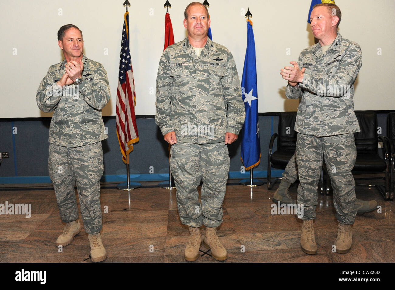 SÜDWESTASIEN - US Air Force LT. General David Goldfein, U.S. Air Forces Central Command and Combined Forces Air Component Commander, und Col. Robert Swaringen, der scheidende Kommandant des Air Warfare Centers von AFCENT, applaudieren als Oberst Daniel Tippet, der das Kommando am 15. August 2012 übernimmt. Tippet ersetzte Swaringen als Kommandeur von AFCENT AWC. Stockfoto