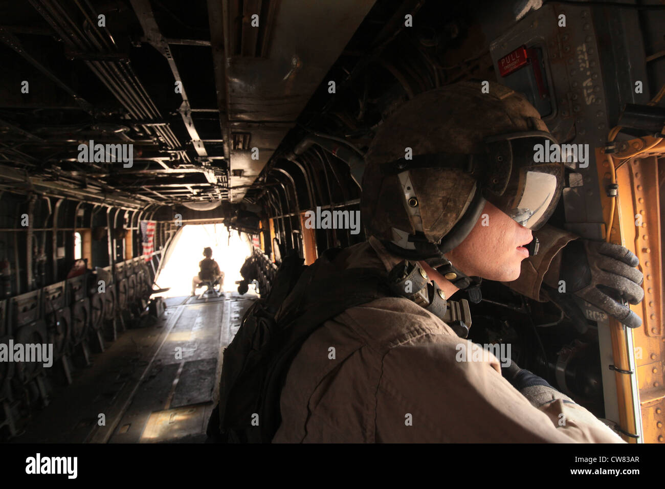 Corporal Kevin A. Murphy, Crew Chief HMH-362, 3. Marine Flugzeugflügel (Vorwärts), Scans für feindliche Aktivitäten aus der Gunners in den letzten Flug für die CH-53D Sea Stallion, 12.08.16 Limousine. Stockfoto